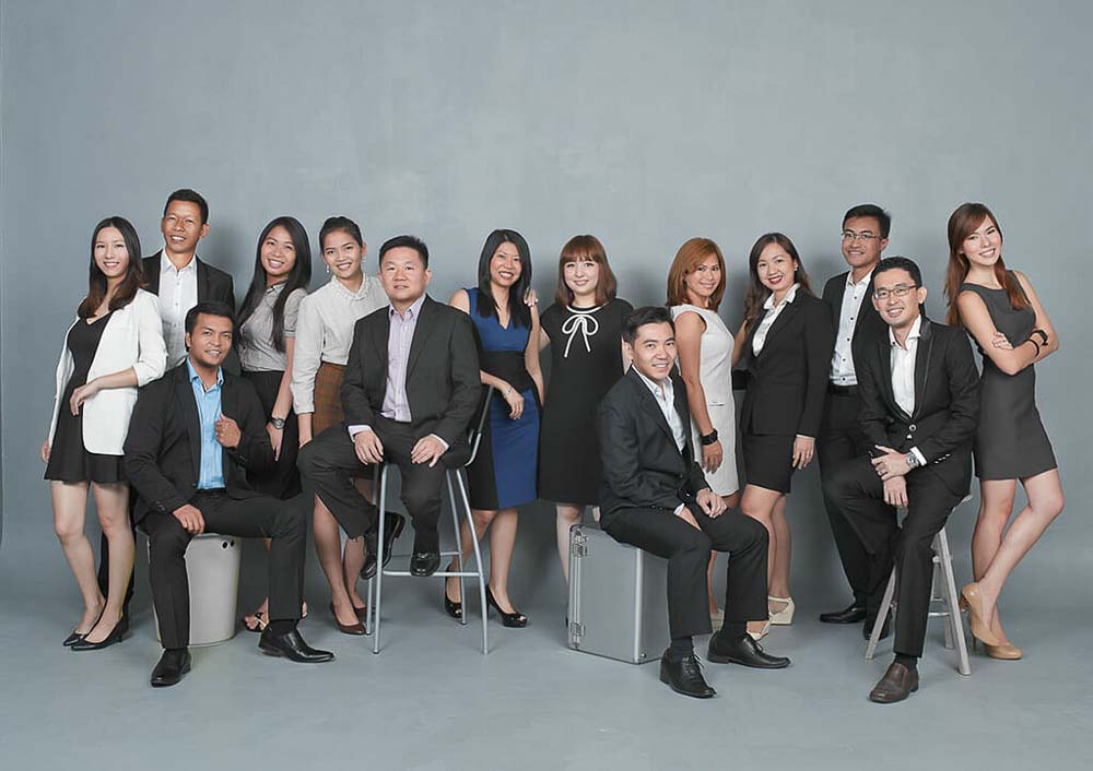 We focus on lighting, composition, and pose to ensure that each group photo feels like a captivating visual narrative rather than just a standard corporate photo