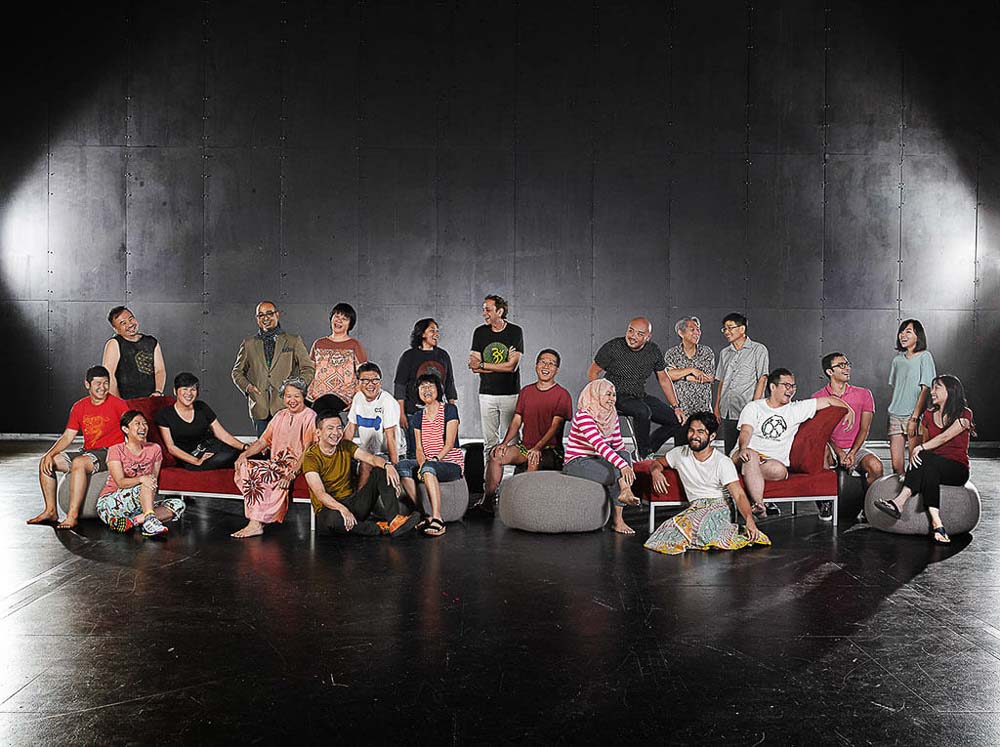 By utilizing unique poses, modern lighting techniques, and carefully considered composition, we transform standard group photos into works of art. 