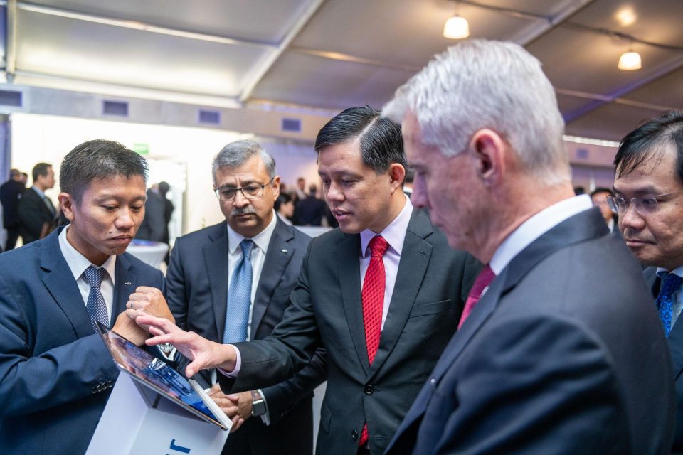 Executives inspecting equipment at a Linde stand during a Singapore corporate event — singapore corporate events photographer, professional corporate events photography singapore